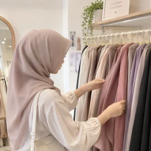 Wanita memilih hijab di toko